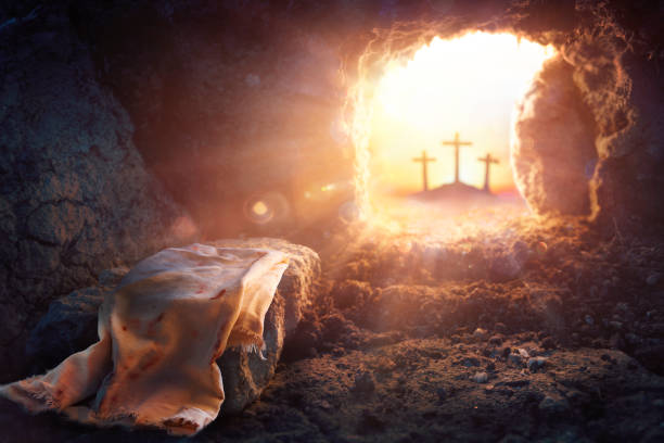 resurrection of jesus christ  - empty tomb -  focus on shroud and defocused crosses on background with flare lights effects - tomb imagens e fotografias de stock