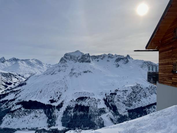 spektakulärer blick auf die berge in lech, arlberg, österreich. - apres ski ski restaurant mountain stock-fotos und bilder