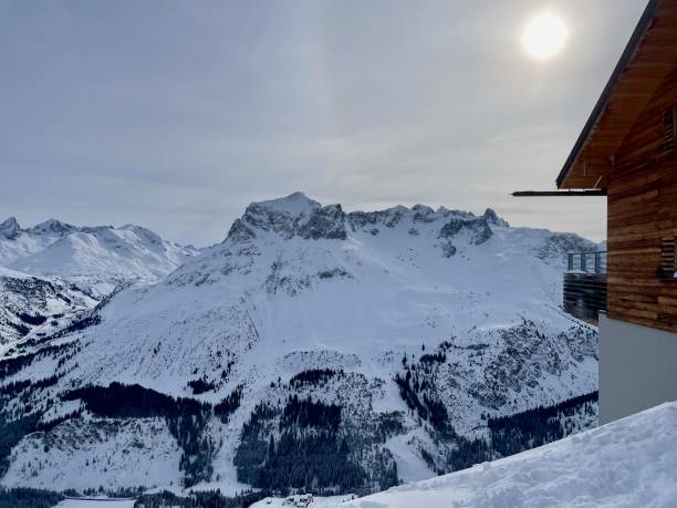 spektakularny widok na góry w lech, arlberg, austria. - apres ski friendship skiing enjoyment zdjęcia i obrazy z banku zdjęć