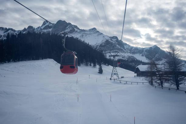 seilbahnen fahren immer noch in alphin-horizontalfahrt - ski slope overhead cable car snow frost stock-fotos und bilder