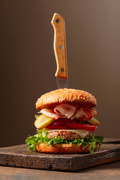 fresh tasty burger on a wooden cutting board. - food elegance cutlet restaurant zdjęcia i obrazy z banku zdjęć