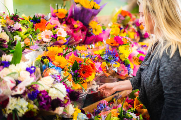花の買い物、花屋や食料品店の女性 - florist supermarket flower bouquet ストックフォトと画像