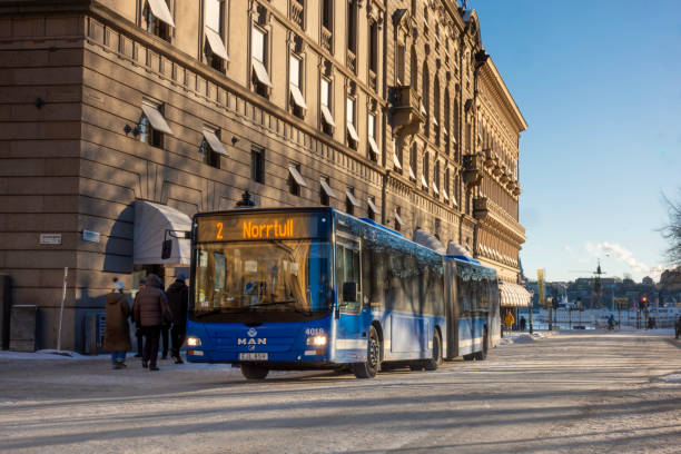 sl storstockholms lokaltrafik bus bleu ligne 2 dans le centre de stockholm en hiver - snow car winter road photos et images de collection
