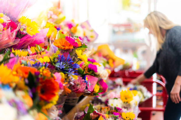 식료품점, 꽃 또는 전문점에서 꽃을 쇼핑하는 여성 - florist supermarket flower bouquet 뉴스 사진 이미지