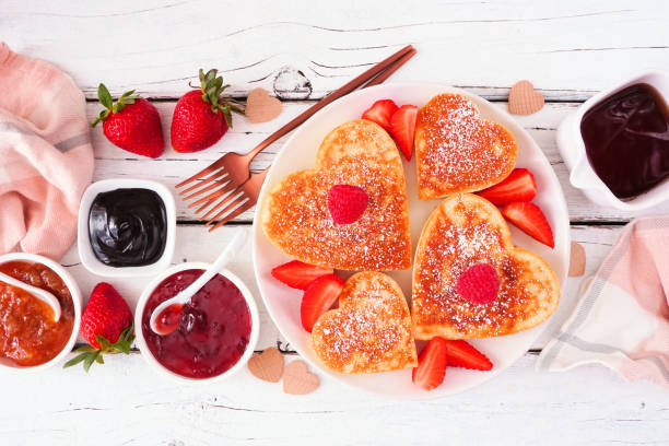 valentines or mothers day heart shaped pancakes. overhead view on a white wood background. - lanche da tarde imagens e fotografias de stock