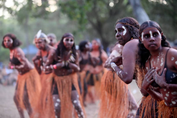 mulheres indígenas australianas durante dança cerimonial no laura quinkan dance festival cape york austrália - tiwi - fotografias e filmes do acervo