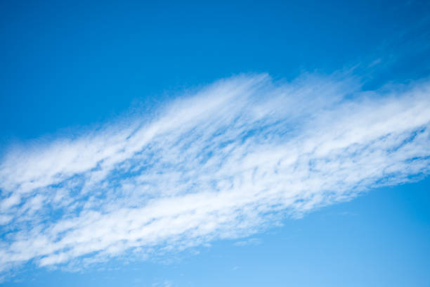 błękitne niebo tło z piękną białą chmurą w słoneczny dzień sezon letni. - cirrostratus zdjęcia i obrazy z banku zdjęć