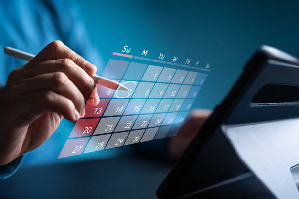 Secretary use tablet and touch virtual calendar screen. Make appointment or reminder for meeting agenda on the calendar. Time management concept. Businessman manages schedule for time-effective work. la secretaria usa tableta y pantalla táctil de calendario virtual. haga una cita o recordatorio para la agenda de la reunión en el calendario. concepto de gestión del tiempo. el hombre de negocios administra el horario para un trabajo eficaz en el tiemp