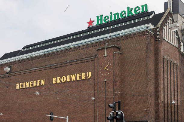 heineken brewery building in amsterdam. netherlands . - heineken international zdjęcia i obrazy z banku zdjęć