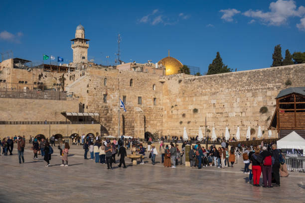persone al muro del pianto con la cupola della roccia sullo sfondo, una giornata di sole a gerusalemme - jerusalem old city middle east religion travel locations foto e immagini stock