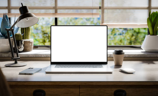 az üres képernyővel rendelkező laptop egy stílusos, fából készült