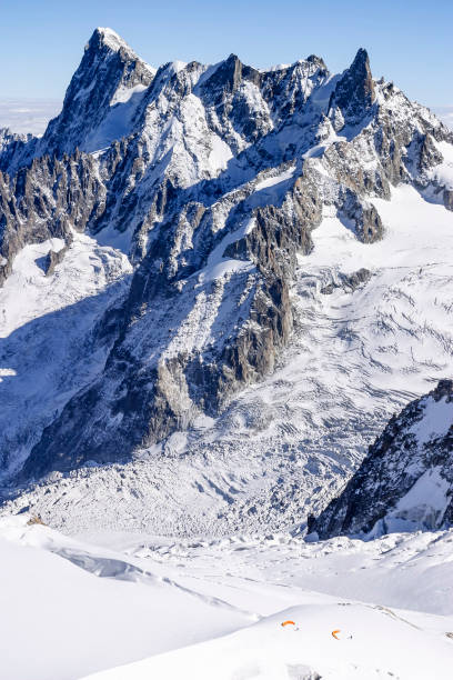 parapentes sur glacier, massif du mont-blanc, alpes françaises, france - crevasse glacier snow european alps photos et images de collection