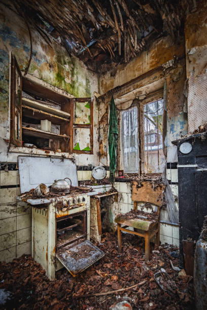istock Abandoned farm house 1954758114