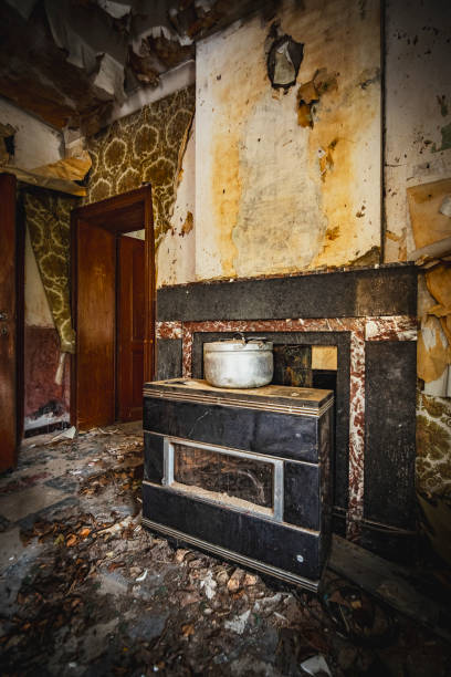 istock Abandoned farm house 1954762574