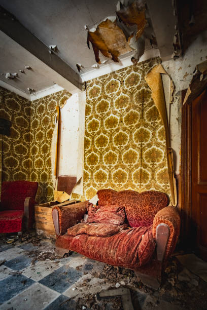 istock Abandoned farm house 1954763103