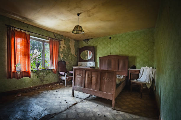 istock Abandoned farm house 1954773477