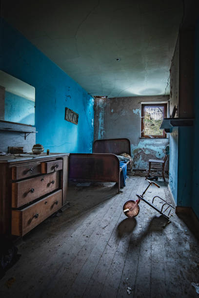 istock Abandoned farm house 1954774390