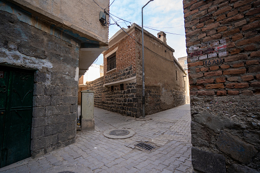 Calles estrechas en el distrito Sur de Diyarbakir. photo