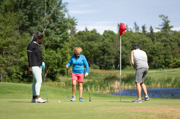 ćwiczenie puttowania golfa z przyjaciółmi - rules of golf zdjęcia i obrazy z banku zdjęć