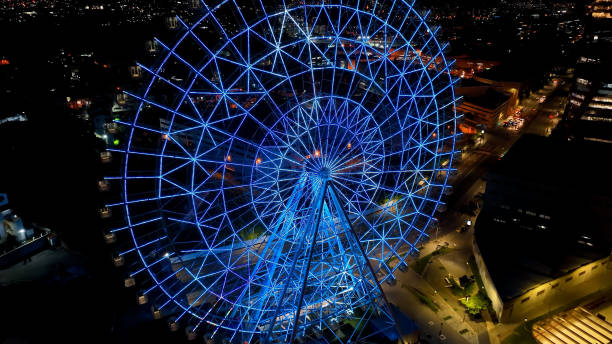 night landscape of illuminated colorful ferris wheel at rio de janeiro brazil - rio de janeiro night sugarloaf mountain corcovado - fotografias e filmes do acervo