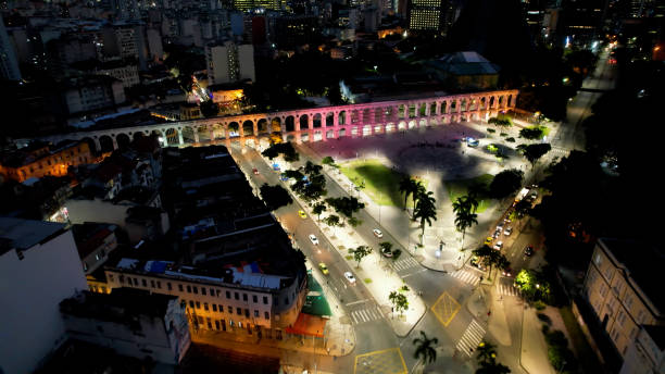 paisagem noturna dos arcos da lapa no centro do rio de janeiro, brasil. - rio de janeiro night sugarloaf mountain corcovado - fotografias e filmes do acervo