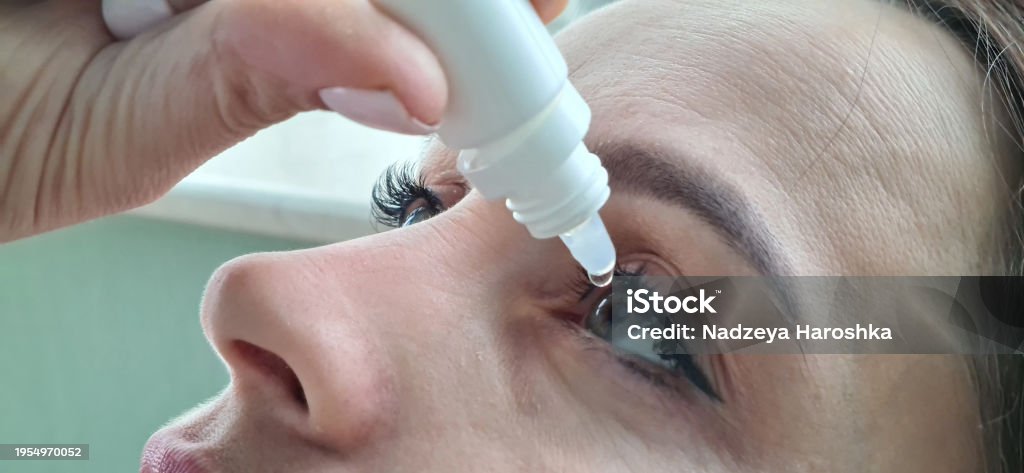 Woman face and dripping eye drops closeup - Royalty-free 35-39 Anos Foto de stock Woman face and dripping eye drops closeup - Royalty-free 35-39 Anos Foto de stock
