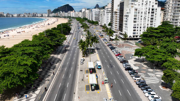 coastal avenue at copacabana beach in rio de janeiro brazil. - downtown district brazil rio de janeiro clear sky - fotografias e filmes do acervo