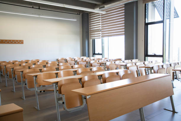 istock Visual of a classroom consisting of tables and chairs 1955143173