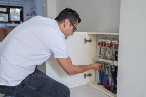 mężczyzna dostosowuje system ogrzewania domu w domu - plumber thermostat repairing engineer zdjęcia i obrazy z banku zdjęć