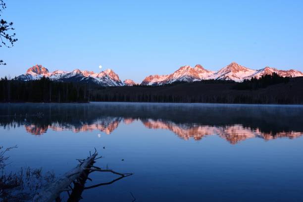 istock Sunrise/Moonset Sawtooth Mountains 1955225969