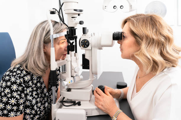 Female ophthalmologist in her own modern clinic – Foto