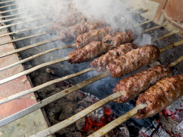 minced meat kebab is grilled. - ćevapčići zdjęcia i obrazy z banku zdjęć