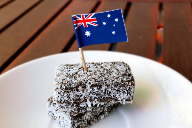 ラミントンケーキにオーストラリアデーの旗の爪楊枝 - lamingtons australia australia day celebration ストックフォトと画像