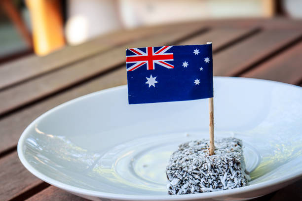 オーストラリア・デーのラミントンケーキにオーストラリア国旗の爪楊枝 - lamingtons australia australia day celebration ストックフォトと画像