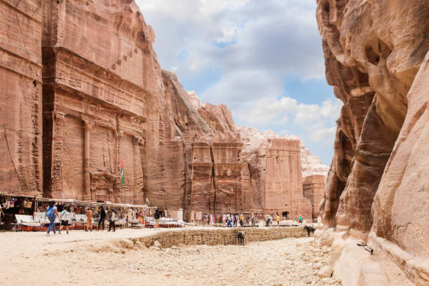 numerosos turistas exploran el lugar turístico en el reino nabateo de petra en la ciudad de wadi musa en jordania - siq al barid fotografías e imágenes de stock