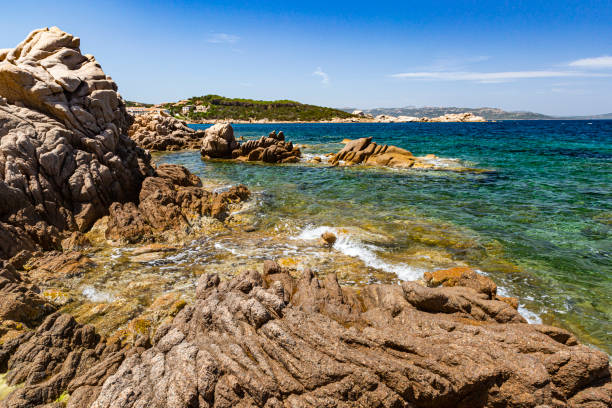 Vue colorée de la côte accidentée et des roches érodées du nord de la Sardaigne près de Baia Sardinia, Costa Smerelda, Sardaigne, Italie. - Photo