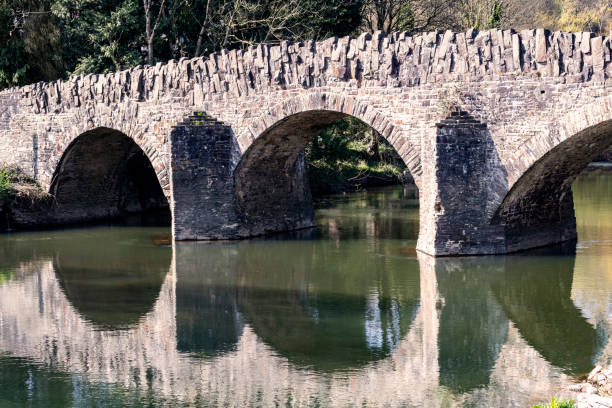 Réflexions sur la rivière Torridge et détail de la maçonnerie, du pont de Taddiport sur la rivière. - Photo