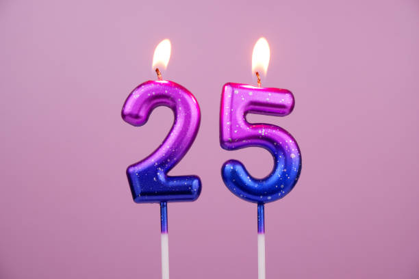 розовые и голубые свечи на день рождения на розовом, номер 25. - cake yellow sweet food banquet стоковые фото и изображения