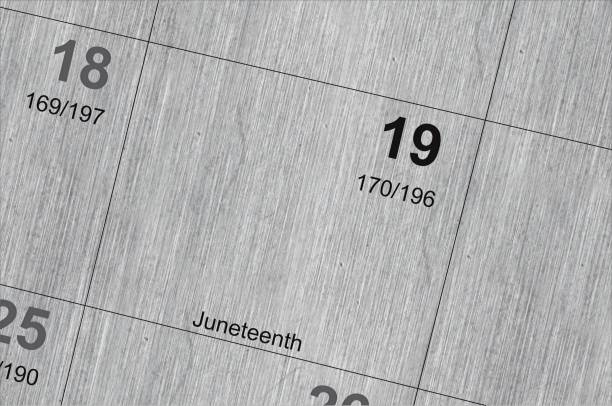 крупный план juneteenth на календаре - june the nineteenth стоковые фото и изображения