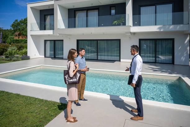 istock Male real estate agent talking with couple 1957644344