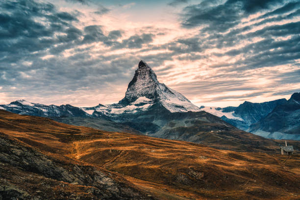 montagna del cervino delle alpi svizzere durante l'autunno in svizzera - switzerland european alps mountain alpenglow foto e immagini stock