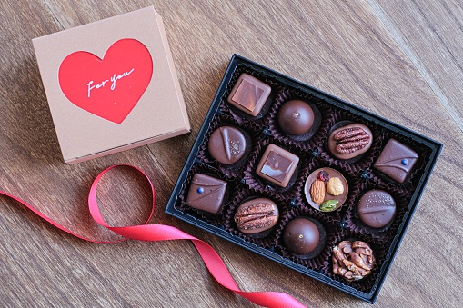 Valentine's Day is the day when women give chocolates to men.However, in recent years, people have been buying chocolate for themselves and sending it to each other with close friends.