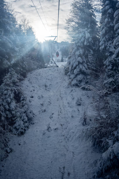 luftseilbahn aussichtspunkt pilatus in luzern in der schweiz noch höhenflug - ski slope overhead cable car snow frost stock-fotos und bilder