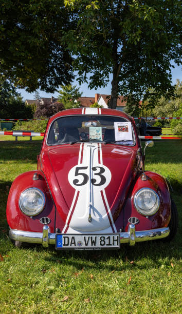 volkswagen em vermelho com flashes de cromo em weiterstadt no castelo de braunshardt - runabout - fotografias e filmes do acervo