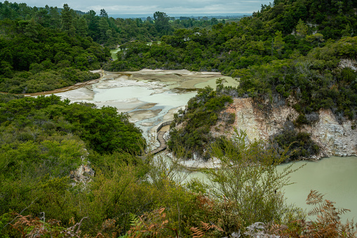 Overzicht geothermische vlakte bij Waiotapu, Nieuw-Zeeland