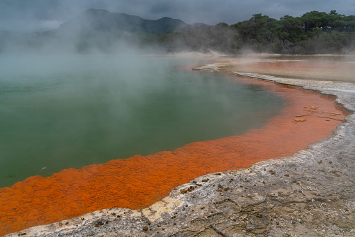 Meer van zwavelachtig warm water van geothermisch park bij Waiotapu, Nieuw-Zeeland