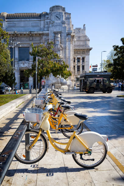 holidays in italy - public bicycles parked ready to be used for non-polluting transport - nonpolluting zdjęcia i obrazy z banku zdjęć