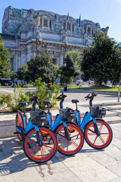 vacanze in italia - biciclette elettriche pubbliche parcheggiate pronte per essere utilizzate per un trasporto non inquinante - nonpolluting foto e immagini stock