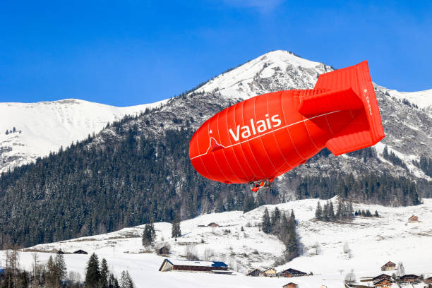 발레 주 관광청의 빨간 풍선이 스위스 알프스 위를 날아다니고 있다 - chateau doex 뉴스 사진 이미지