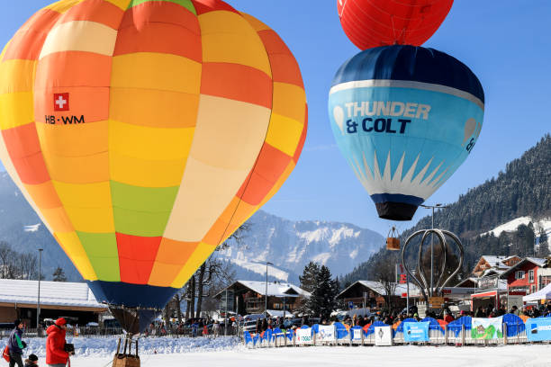 le mongolfiere in gara stanno iniziando i voli al 43° festival internazionale delle mongolfiere - traditional festival adventure air air vehicle foto e immagini stock